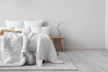 Büyük yataklı ve masalı aydınlatma odasının içi