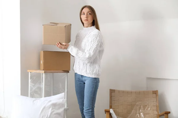Young Woman Cardboard Box Bedroom Moving Day — Stock Photo, Image