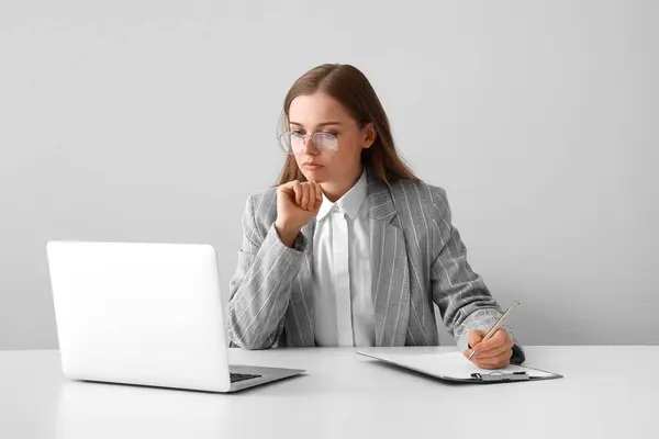 Female Psychologist Video Chatting Patient Laptop Office — Stock Photo, Image