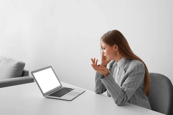 Stressed Young Businesswoman Video Chatting Psychologist Laptop Office — Stock Photo, Image
