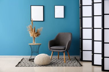 Modern odanın içinde şık katlama ekranı var.