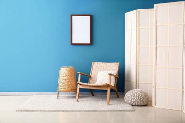 Modern odanın içinde şık katlama ekranı var.