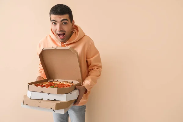 Surprised Young Man Boxes Tasty Pizza Beige Background — Stock Photo, Image