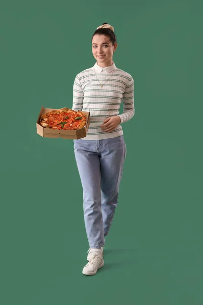 Giovane Donna Con Scatola Gustosa Pizza Sfondo Verde — Foto Stock