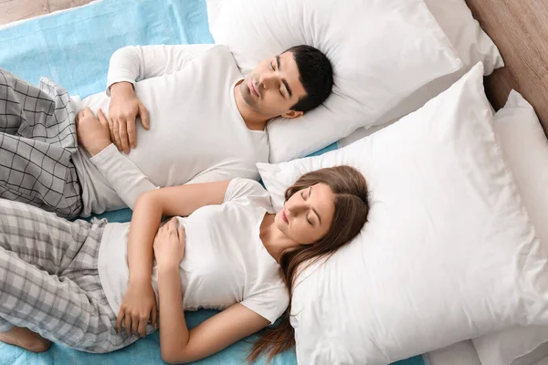 Young Couple Sleeping Electric Heating Pad Bedroom Top View — Stock Photo, Image