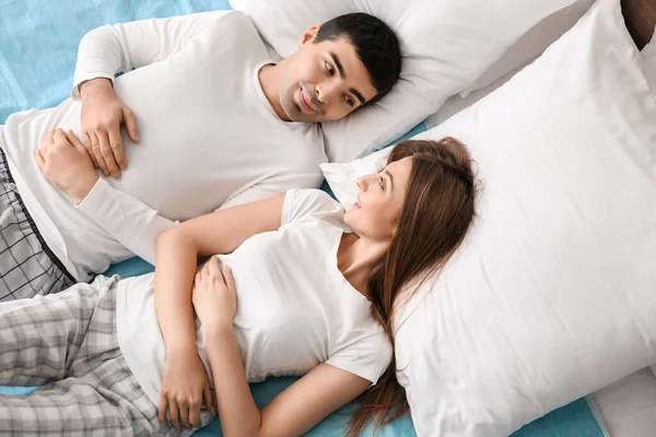 Young Couple Lying Electric Heating Pad Bedroom Top View — Stock Photo, Image