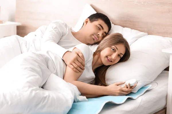 Young Couple Lying Electric Heating Pad Bedroom — Stock Photo, Image