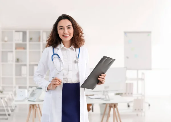 Young Female Doctor Clipboard Clinic — Stockfoto