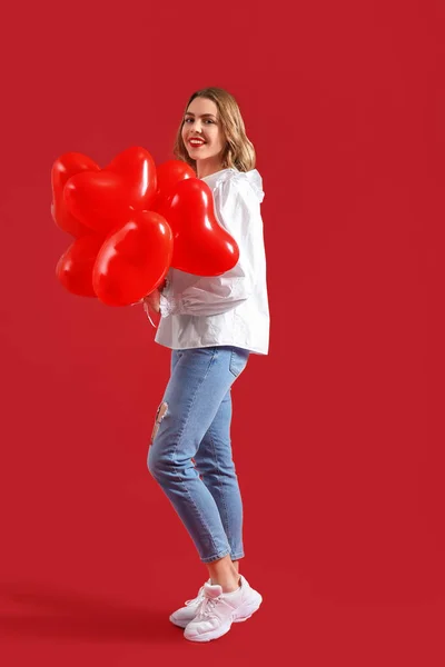 Bella Giovane Donna Con Palloncini Forma Cuore Sfondo Rosso — Foto Stock