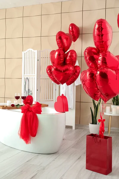 Interior Bathroom Decorated Valentine Day Heart Shaped Balloons Gifts — Stock Photo, Image