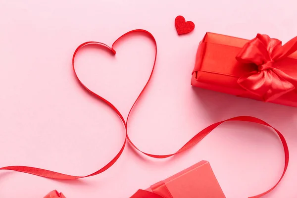 Сердце Ленты Подарки Розовом Фоне Празднование Дня Святого Валентина — стоковое фото