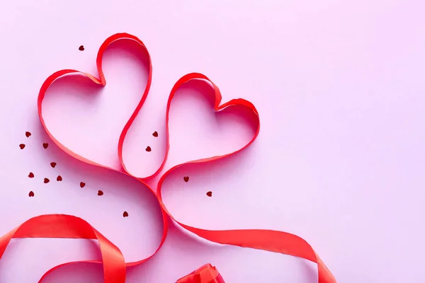 Сердца Красной Ленты Сиреневом Фоне Празднование Дня Святого Валентина — стоковое фото