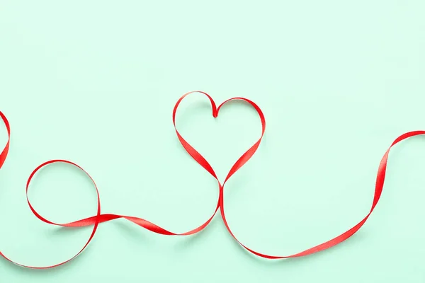 Серце Зроблене Червоної Стрічки Зеленому Тлі День Святого Валентина — стокове фото
