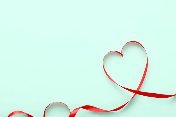 Сердце Красной Ленты Зеленом Фоне Празднование Дня Святого Валентина — стоковое фото