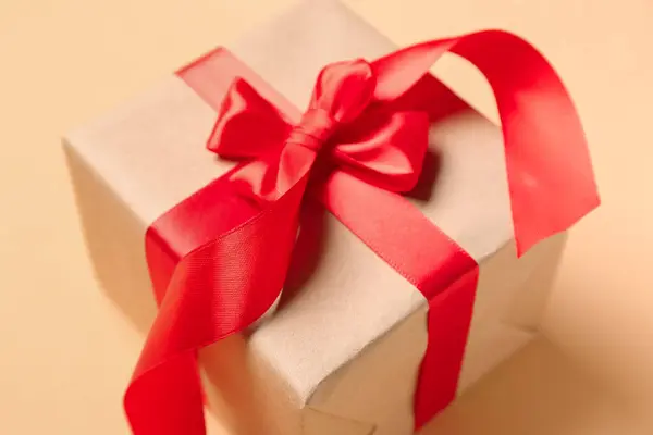 Όμορφο Κουτί Δώρου Δεμένο Κόκκινη Κορδέλα Στο Φόντο Χρώμα Closeup — Φωτογραφία Αρχείου