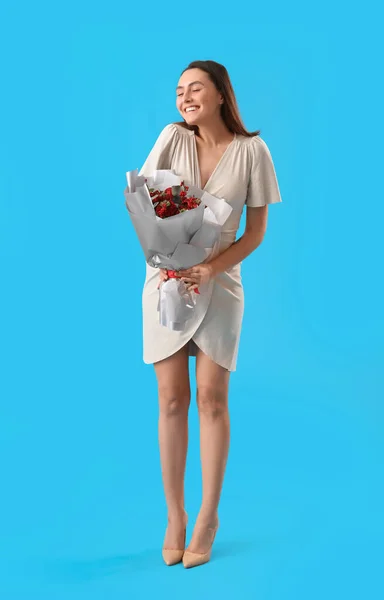 Молода Жінка Букетом Квітів Синьому Тлі День Святого Валентина — стокове фото