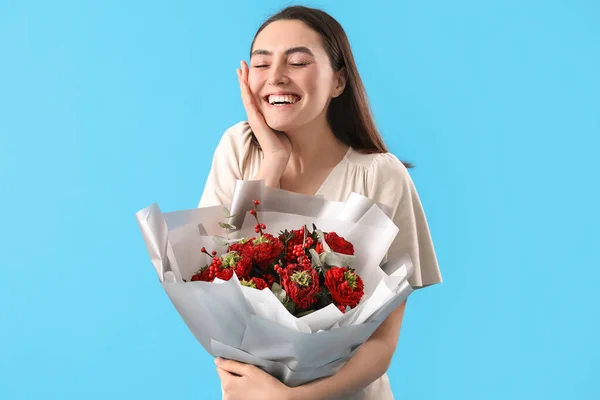Щаслива Молода Жінка Букетом Квітів Синьому Тлі День Святого Валентина — стокове фото