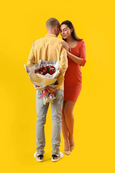 Young Couple Bouquet Flowers Yellow Background Valentine Day Celebration — Stock Photo, Image