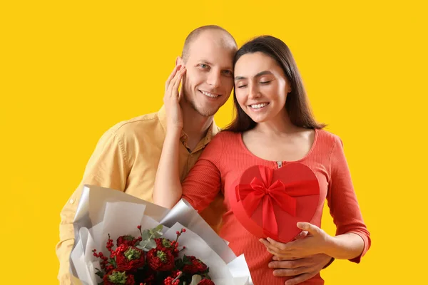 Young Couple Bouquet Flowers Gift Yellow Background Valentine Day Celebration — Stock Photo, Image