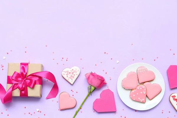 おいしいハート型のクッキー バラの花と色の背景にギフトボックスと構成 バレンタインデーのお祝い — ストック写真