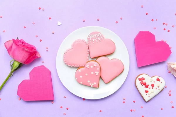 おいしいハート型のクッキーで構成され 色の背景にバラの花と装飾 バレンタインデーのお祝い — ストック写真