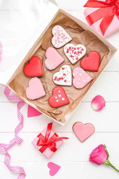 明るい木製の背景においしいハート型のクッキー ギフトやバラの花を持つボックス バレンタインデーのお祝い — ストック写真