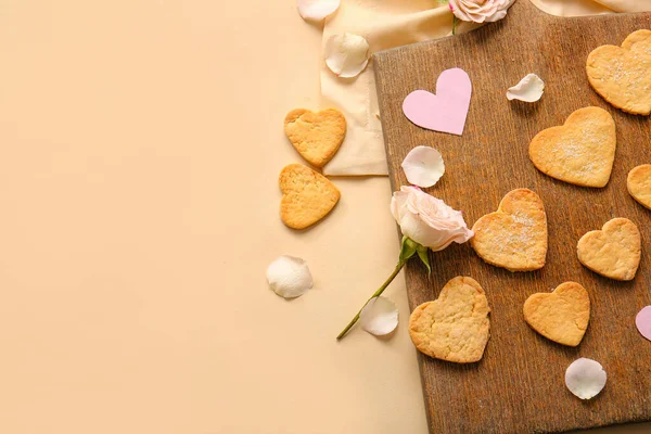 甘いハート型のクッキーとバラの花びらの木の板で構成されています バレンタインデーのお祝い — ストック写真