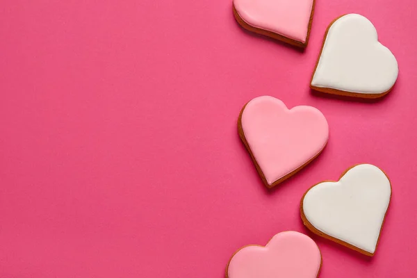 色の背景においしいハート型のクッキー バレンタインデーのお祝い — ストック写真