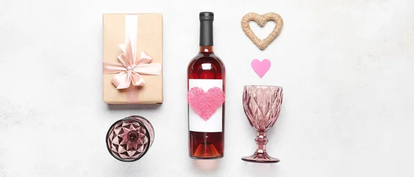 Σύνθεση Μπουκάλι Κρασί Ποτήρια Δώρο Και Καρδιές Ελαφρύ Φόντο Γιορτή — Φωτογραφία Αρχείου