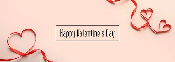 Открытки День Святого Валентина Сердечками Ленточки Бежевом Фоне — стоковое фото