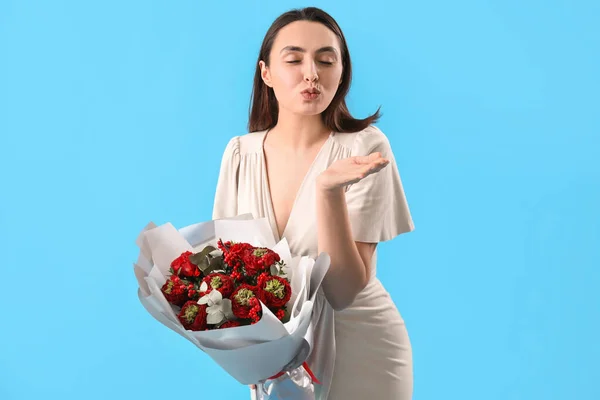 Молода Жінка Букетом Квітів Пурхають Поцілунком Синьому Тлі День Святого — стокове фото