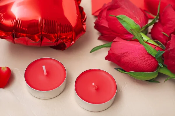 Свечи Цветы Розы Воздушный Шар Цветном Фоне Крупным Планом Празднование — стоковое фото