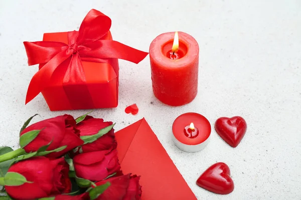 Σύνθεση Αναμμένα Κεριά Κουτί Δώρου Και Τριαντάφυλλο Λουλούδια Στο Φως — Φωτογραφία Αρχείου