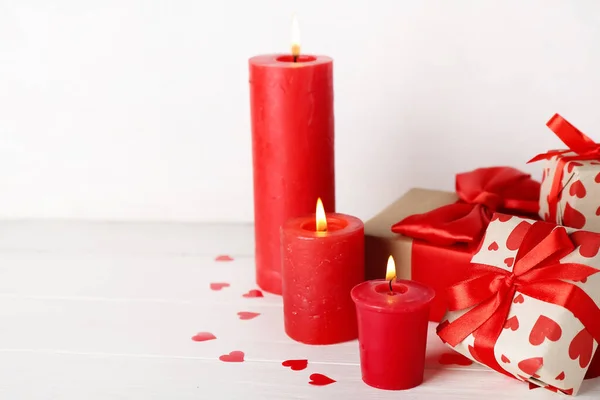 Κάψιμο Κεριών Δώρων Και Κομφετί Ανοιχτό Ξύλινο Τραπέζι Γιορτή Του — Φωτογραφία Αρχείου