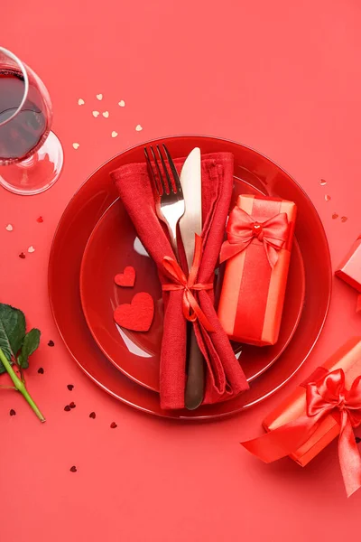 Table Setting Valentine Day Gift Red Background — Foto Stock