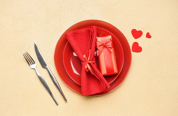 Table Setting Valentine Day Hearts Gifts Light Yellow Background — Foto Stock