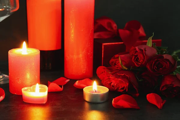 Горящие Свечи Красивые Розовые Цветы Темном Фоне Празднование Дня Святого — стоковое фото