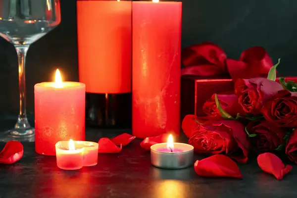 Burning Candles Beautiful Rose Flowers Dark Background Closeup Valentine Day — Foto de Stock