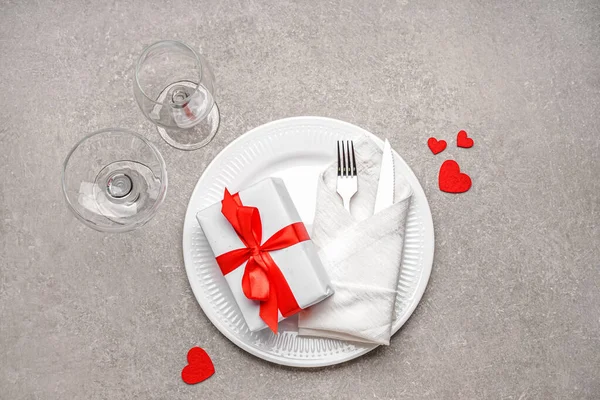 Table Setting Valentine Day Hearts Gift Grey Table — Stock Photo, Image