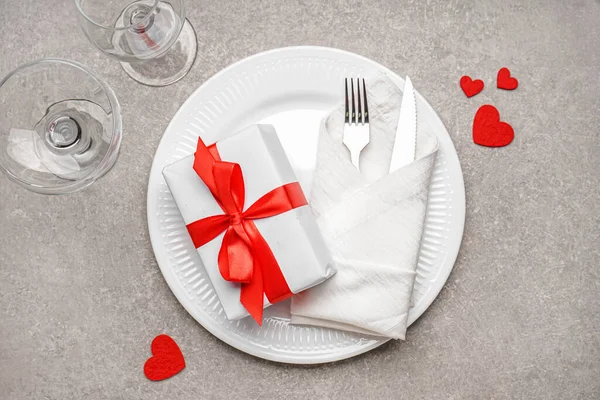 Table Setting Valentine Day Hearts Gift Grey Table — Stock Photo, Image