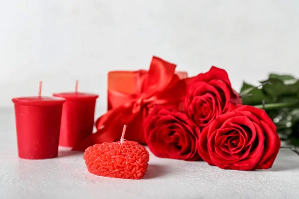 Κεριά Τριαντάφυλλα Και Κουτί Δώρου Στο Φως Φόντο Γιορτή Του — Φωτογραφία Αρχείου