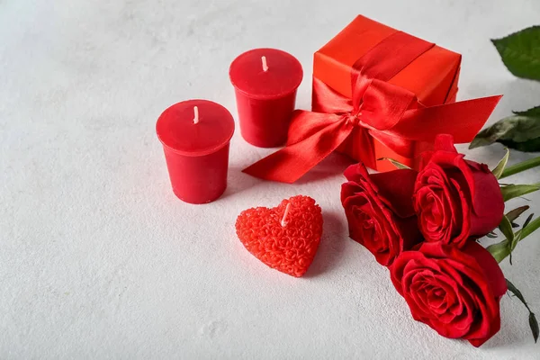 Κεριά Τριαντάφυλλα Και Κουτί Δώρου Στο Φως Φόντο Γιορτή Του — Φωτογραφία Αρχείου
