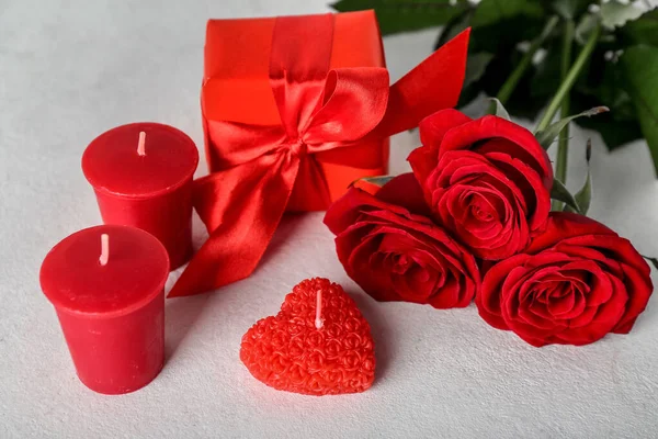 Κεριά Τριαντάφυλλο Λουλούδια Και Κουτί Δώρου Στο Φως Φόντο Closeup — Φωτογραφία Αρχείου