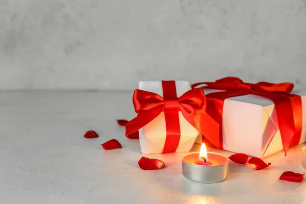 Κάψιμο Κεριών Κουτιά Δώρων Και Ροδοπέταλα Ελαφρύ Φόντο Γιορτή Του — Φωτογραφία Αρχείου
