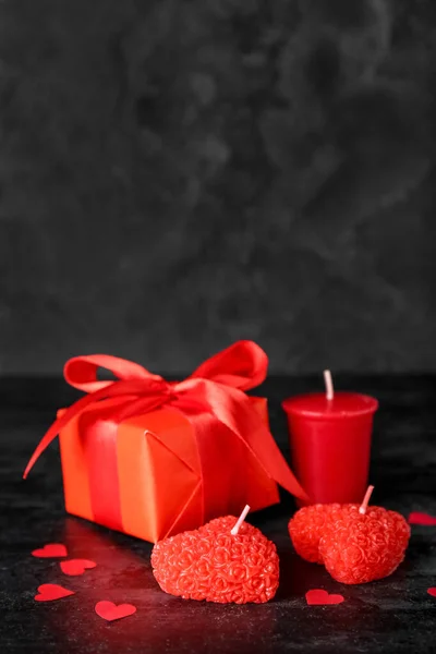 Красивые Свечи Подарочная Коробка Бумажный Декор Темном Фоне Празднование Дня — стоковое фото