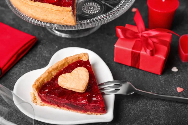 Heart Shaped Plate Piece Sweet Strawberry Pie Cookie Heart Gift — 스톡 사진