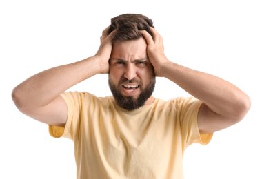 Kızgın genç adam beyaz arka plan üzerinde