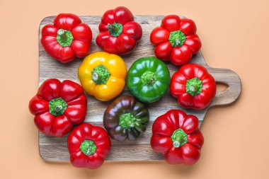 Biber ahşap arka plan üzerinde