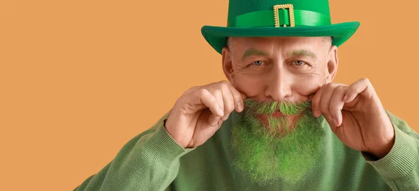 Mature Man Green Beard Orange Background Patrick Day Celebration — Fotografia de Stock