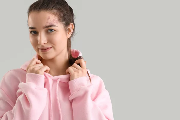 Young Woman Pink Hoodie Light Background Closeup — Foto Stock